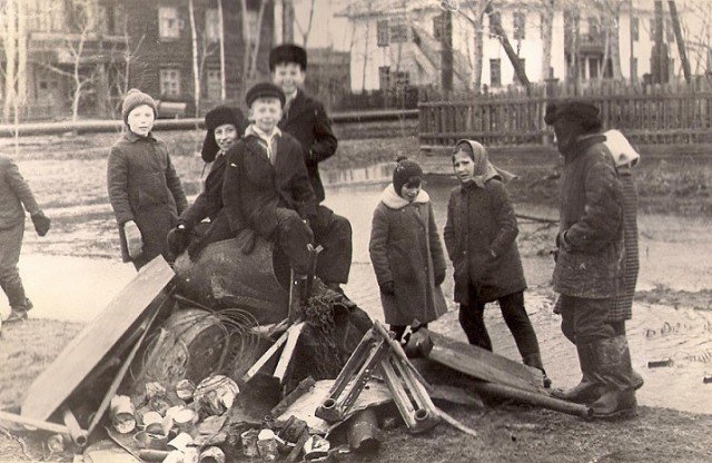 Сбор металлолома. Кстати, только в неурочное время, т.е. после занятий. Сбор металлолома. Кстати, только в неурочное время, т.е. после занятий. СССР, история, школа