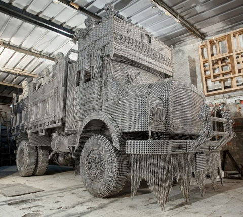 Скульптура грузовика из сотен тысяч стальных шариков.