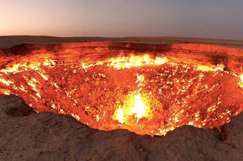 Подойти к «Двери в преисподнюю» — газовому кратеру Дарваза в Туркменистане, который непрерывно горит с 1971 года.