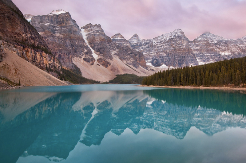 Запечатлеть Скалистые горы в отражении озера Морейн в Национальном парке Банф в Канаде.