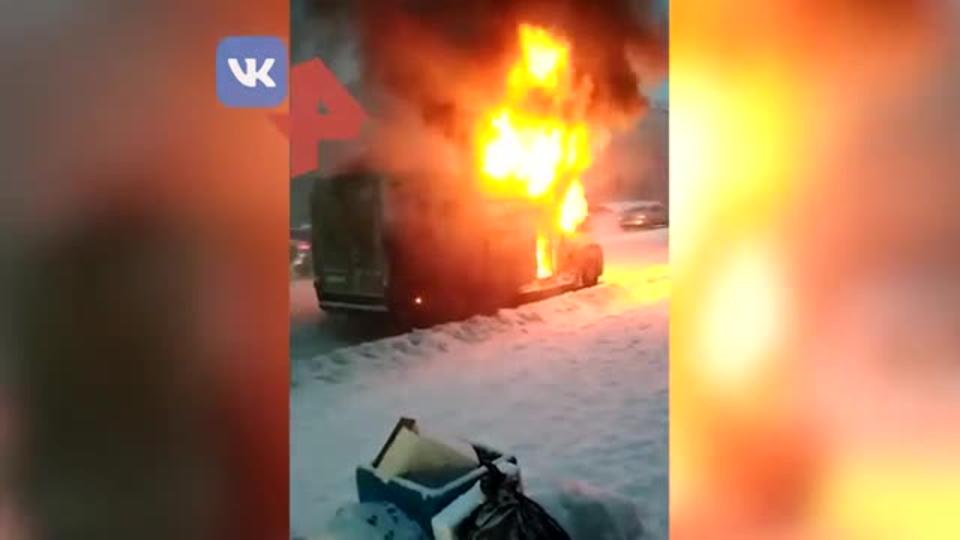 Видео: маршрутка полыхает в Барнауле