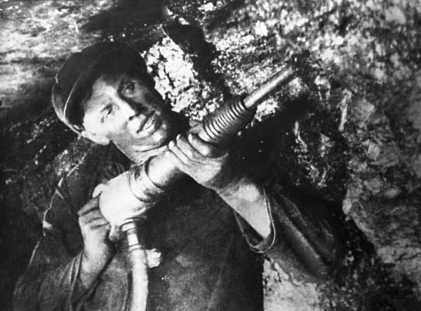 Рекорд Алексея Стаханова, установленный 80 лет назад, дал старт массовому движению передовиков и сломал жизнь человеку-символу Фото: Архив ТАСС Рекорд Стаханова, установленный 80 лет назад, сломал ему жизнь