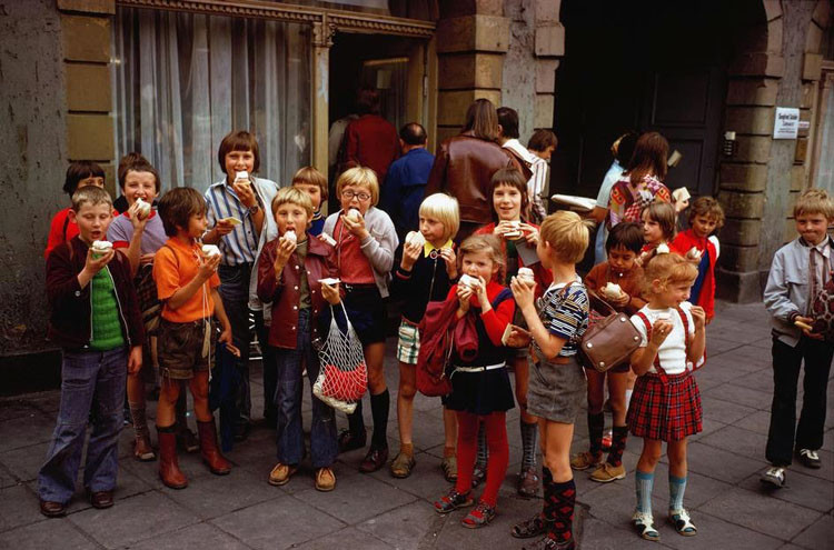 Школьники поедают мороженое перед магазином в Эрфурте, 1974. винтаж, германия, люди, фото