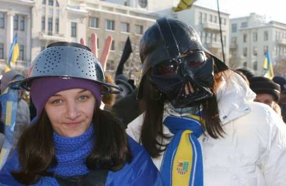 Кастрюли на голову - мозги в мусорное ведро. Два года знаковому перформансу Кастрюли на голову - мозги в мусорное ведро. Два года знаковому перформансу