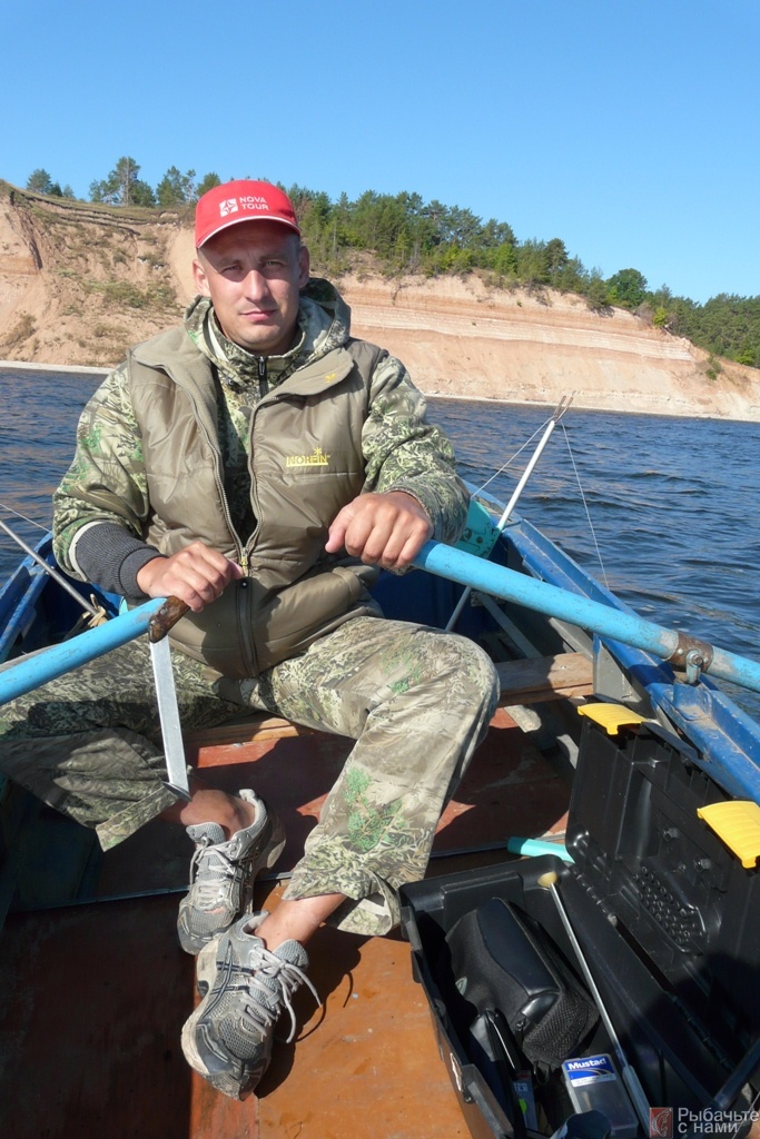 Даже при слабом ветре без использования водного паруса лодка сильно парусит и оснастки, предназначенные для ловли сома, выносятся из-под нее далеко в сторону. Это недопустимо, поэтому приходится постоянно грести против ветра, а в перерывах работать квоком. Но даже за те несколько секунд, когда опускаешь весло и делаешь несколько ударов квоком, ветер успевает развернуть и стащить лодку. А значит, сразу же после квочения приходится наверстывать упущенное веслами. Даже при слабом ветре без использования водного паруса лодка сильно парусит и оснастки, предназначенные для ловли сома, выносятся из-под нее далеко в сторону. Это недопустимо, поэтому приходится постоянно грести против ветра, а в перерывах работать квоком. Но даже за те несколько секунд, когда опускаешь весло и делаешь несколько ударов квоком, ветер успевает развернуть и стащить лодку. А значит, сразу же после квочения приходится наверстывать упущенное веслами.