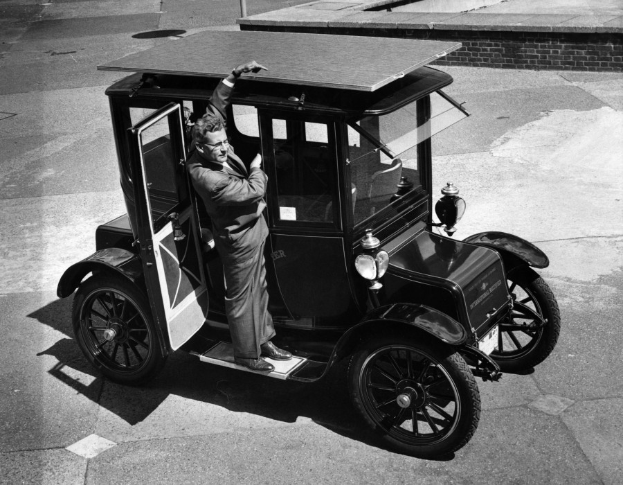 Электрический автомобиль 1912 года, позднее в 1959 году к машине адаптировали солнечную батарею, идея солнечного автомобиля нужно признаться оказалась весьма успешной. Транспортные средства, автодизайн, история, ретро фото
