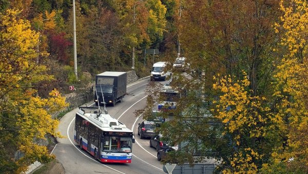 Автомобили на трассе Симферополь - Ялта. Архивное фото