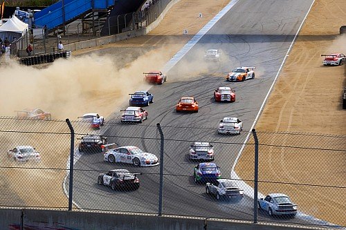 Исторические гонки Porsche Rennsport Reunion считаются самыми быстры- ми среди классических. Раритетные машины еще берегут, а на тех, что помоложе, отжигают без зазрения совести. До жутких заме- сов не доходит, но вылеты – обычное дело.