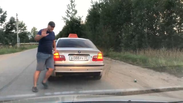 Таксист выбросил из салона пьяного пассажира Таксист выбросил из салона пьяного пассажира
