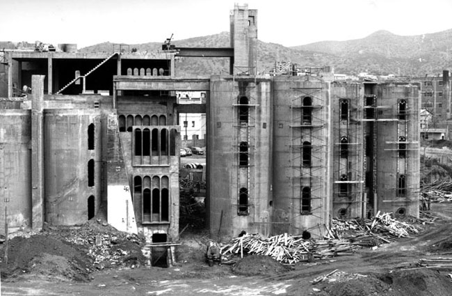 Дворец в заброшенном цементном заводе