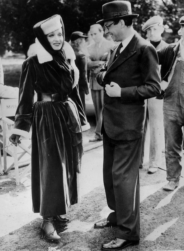 1936. Марлен Дитрих с его режиссером Александром Корда на киностудии в Лондоне