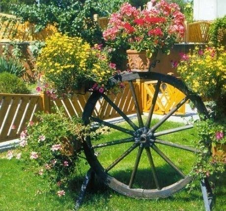 Необычные цветники и вазоны