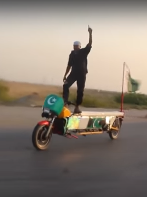 Пакистанские трюки на мотоцикле (видео)