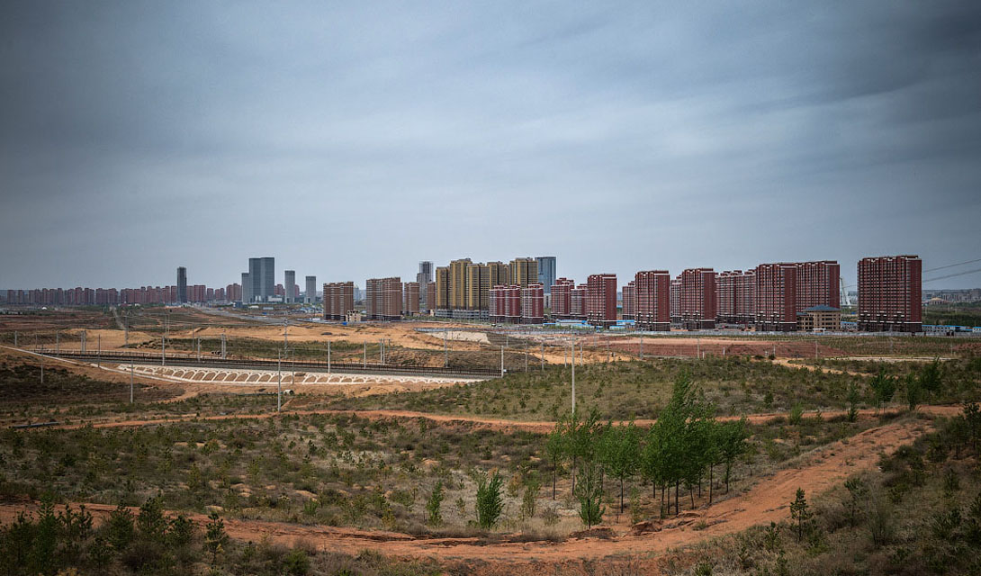 ОрдосСам город считается крупным центром автономной республики Внутренняя Монголия. Китайское правительство решило расширить Ордос, пристроив к нему целый новый район, Канбаши. Вместо миллиона человек, на которых рассчитан район, здесь до сих пор проживает всего двадцать тысяч.