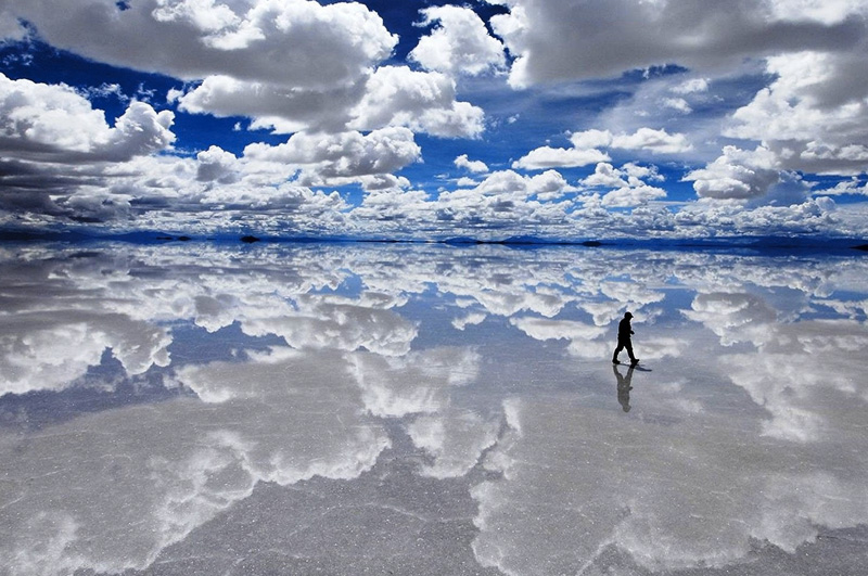 Во время сезона дождей прогуляться в окрестностях солончака Уюни в Боливии. За счет тонкого слоя воды в этот период он превращается в самую большую в мире зеркальную поверхность.