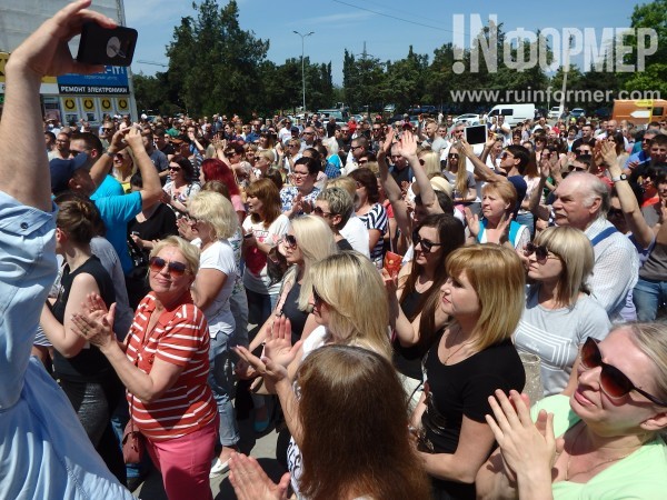 Митинг возле торгового центра «Муссон»