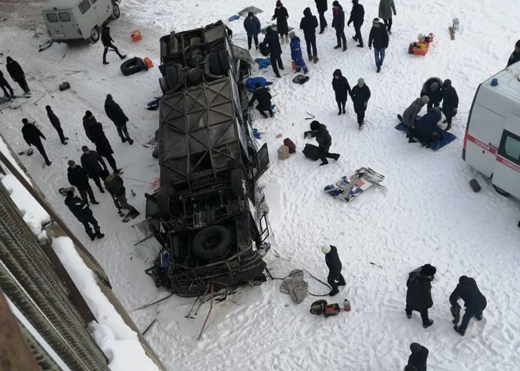 В Забайкалье автобус рухнул с моста. В салоне было 44 человека