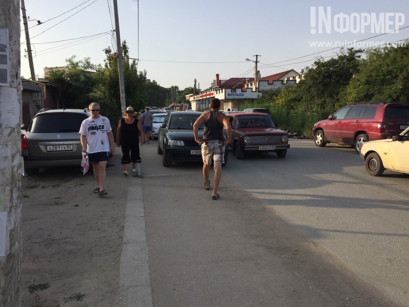В Севастополе ждут смерти ребёнка под колёсами? (фото)
