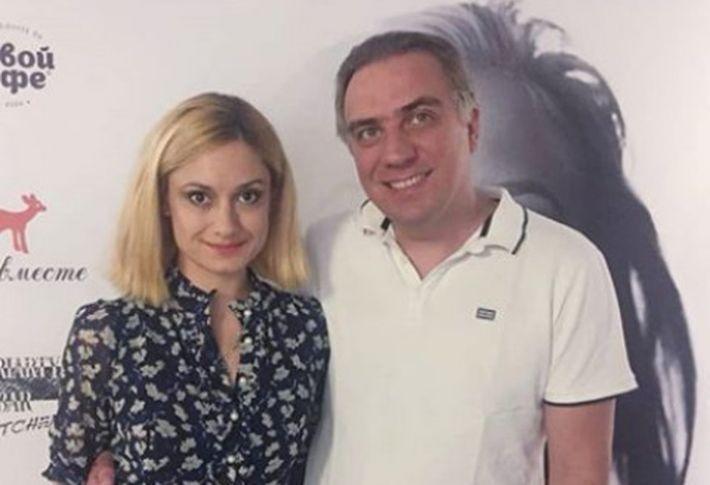 Карина Мишулина с супругом устроили драку у здания суда Карина Мишулина с супругом устроили драку у здания суда