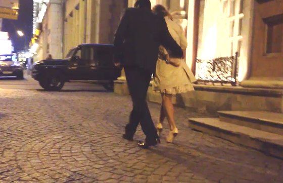 Елена Захарова с Андреем Большаковым в обнимку покидают ресторан