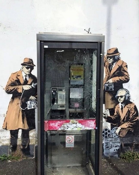 Британский уличный художник Бэнкси (Banksy) продолжает провоцировать эмоции жителей и гостей Челтнема, Англия. Британский уличный художник Бэнкси (Banksy) продолжает провоцировать эмоции жителей и гостей Челтнема, Англия.
