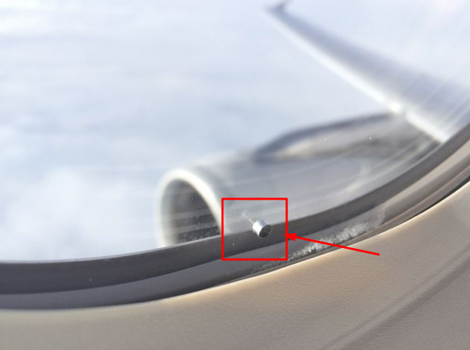 Для чего в самолете нужна эта маленькая дырочка в иллюминаторе? самолет, удивительно
