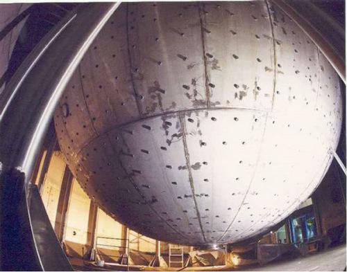 Стальная сфера детектора Borexino на этапе строительства. Фото: BOREXINO project