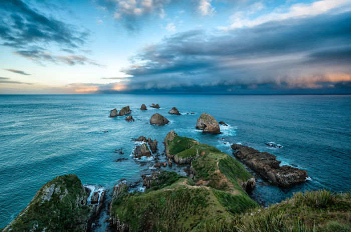 Приближение грозы, Наггет Пойнт (Approaching Storm Nugget Point). Автор фото: Энтони Харрисон (Anthony Harrison).