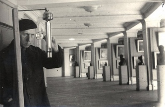 Реставратор А.А.Александровский на выставке "Русская реалистическая выставка" в Новосибирске, 1942 год