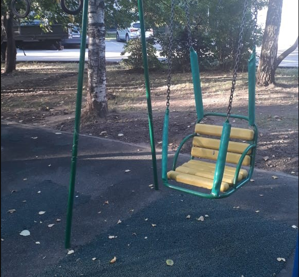 Резиновое покрытие отремонтировали на детской площадке во дворе на Алтушке