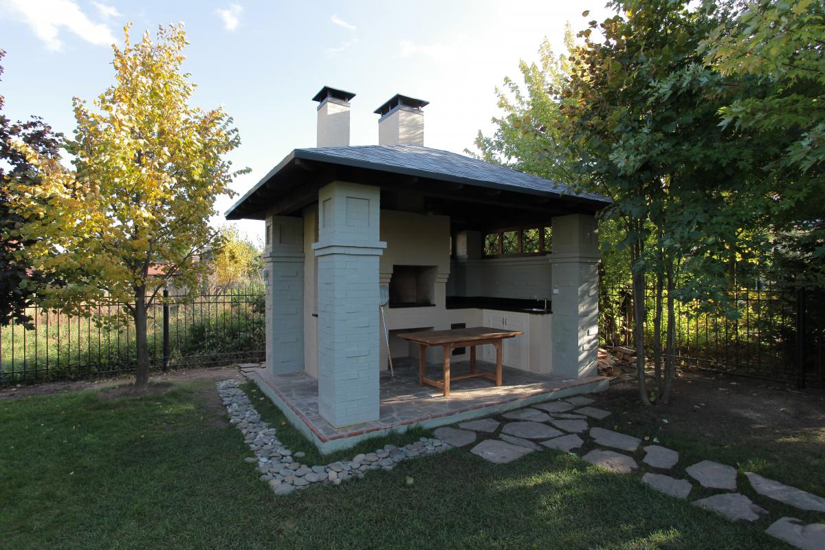 Мангал в саду, летняя кухня в загородном доме