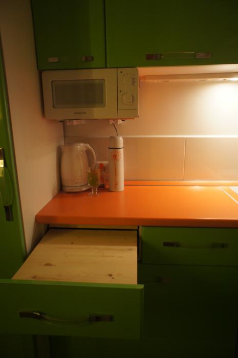 Зелено-оранжевая кухня, фото кухни