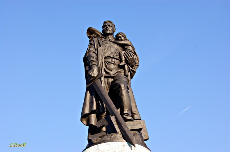 А третий монумент "Воин - освободитель" опустил этот меч в Берлине. А третий монумент "Воин - освободитель" опустил этот меч в Берлине. война, гордость, история, память, родина, россия