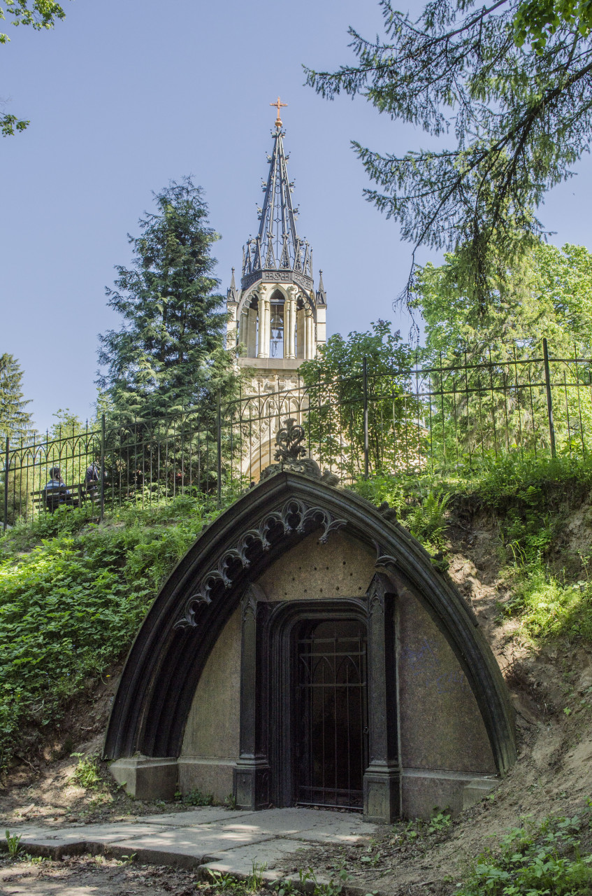 Склеп Адольфа Санкт - Петербург, Шуваловский парк, природа