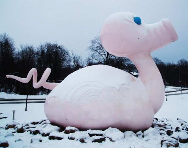 30 самых абсурдных скульптур в мире (29 фото)