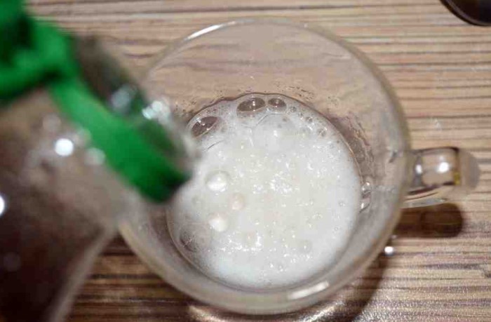 Возьмите немного творога, разведите в небольшом количестве воды и добавьте каплю уксуса или лимонного сока, кислоты / Фото: kuhniug.ru  Возьмите немного творога, разведите в небольшом количестве воды и добавьте каплю уксуса или лимонного сока, кислоты / Фото: kuhniug.ru