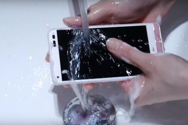 В Японии создали смартфон Digno Rafre, который можно мыть с мылом