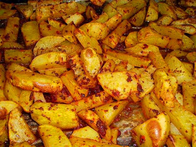 Блюда с картошкой преобладают в меню, так как они очень калорийные и надолго сохраняют чувство сытости.