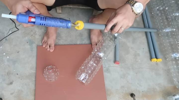 Соберите восхитительный вертикальный сад из пластиковых бутылок и ПВХ труб! Это оригинальный способ преобразить любой участок. Подвесная конструкция из цветов смотрится роскошно.-4