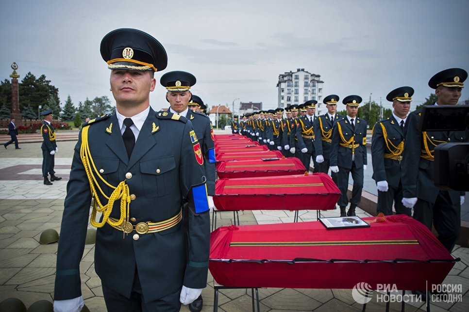 Во время торжественной церемонии перезахоронения останков 62 красноармейцев на мемориале воинской славы Вечность в Кишиневе Во время торжественной церемонии перезахоронения останков 62 красноармейцев на мемориале воинской славы Вечность в Кишиневе