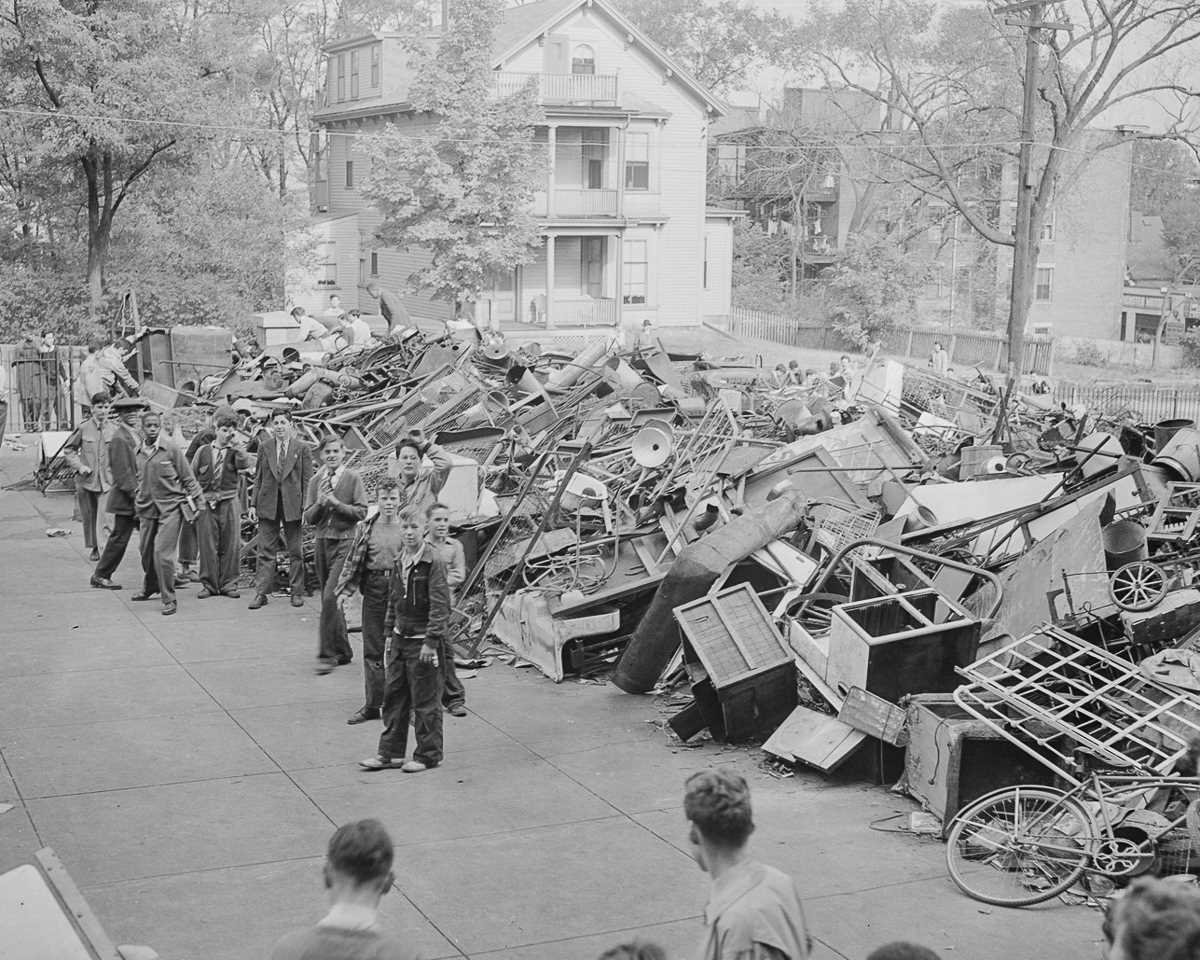 1942 год: как американцы собирали металлолом для военной промышленности