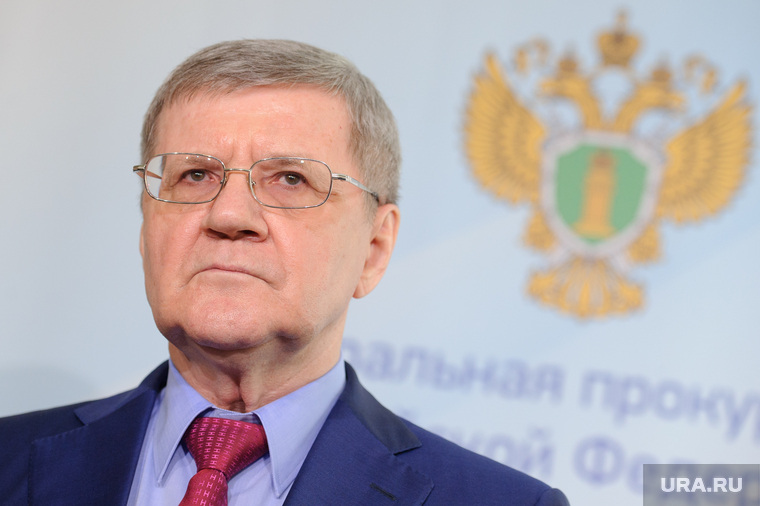 Чайка попросил увеличить зарплату прокурорам в 2-3 раза. Медведев не против