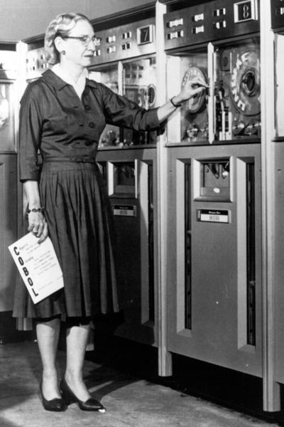 Американский компьютерный ученый и военный деятель Грейс Хоппер (Grace Hopper), участвовавшая в создании первого в США компьютера Марк I, в 1950-х разработала первый в истории компилятор. Он предназначался для языка программирования COBOL.