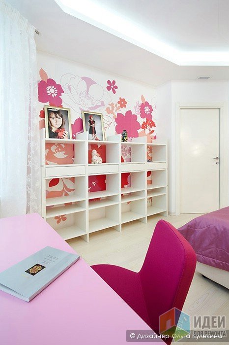 Дизайн детской комнаты, розовая детская, белый стеллаж в детскую