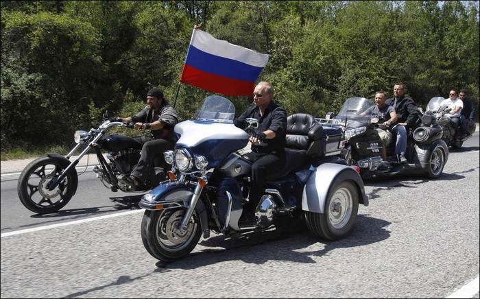 1280169484_putin-biker-02 (700x436, 77Kb)