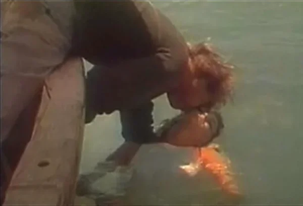 Тиша Стерлинг и Кент Лейн в фильме «Генералы песчаных карьеров» (1971)