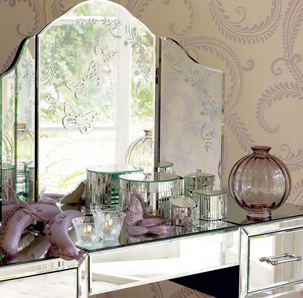   .      Laura Ashley