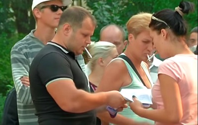 Журналисты сняли, как митингующим возле рады раздавали деньги