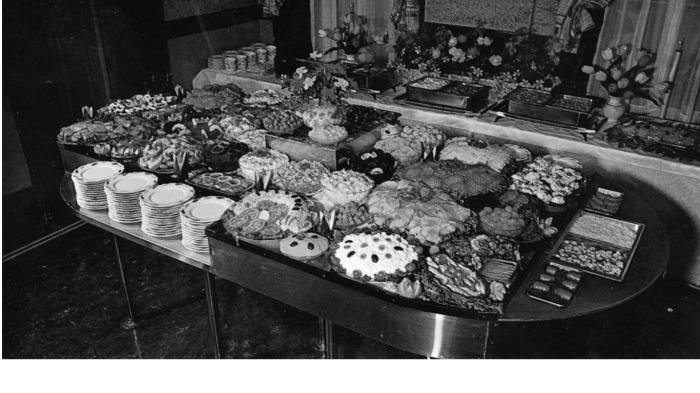 Меню здесь не было изысканным: котлеты в панировке, бутерброды, салаты, заправленные майонезом / Фото: flashbak.com Меню здесь не было изысканным: котлеты в панировке, бутерброды, салаты, заправленные майонезом / Фото: flashbak.com