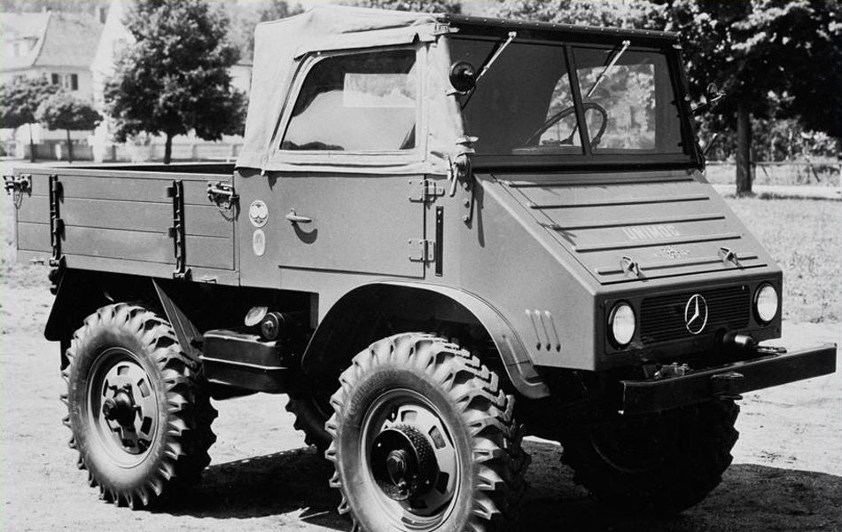 Mercedes-Benz Unimog образца 1948 года. Позже он раза в два увеличился в размерах, заставив конструкторов других стран мечтать о такой же грузоподъемности и проходимости автомобилей их авторства.